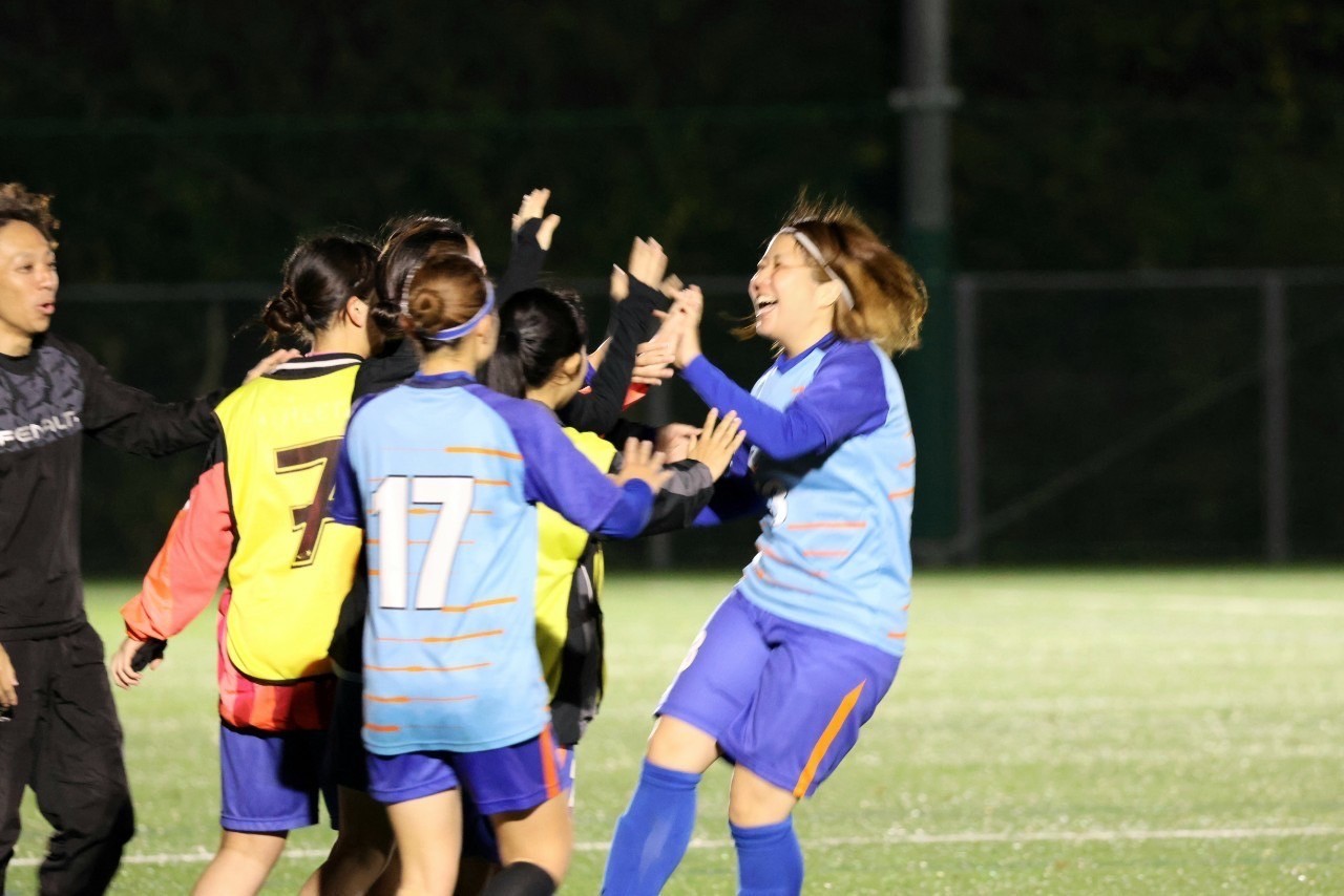 試合後に笑顔でハイタッチする選手たち